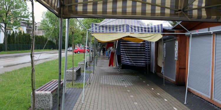 Busko-Zdrój. Protest kupców przeciwko planom władz miasta, które chcą przenieść pasaż handlowy / Grzegorz Jamka / Radio Kielce