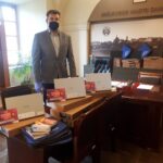 Sandomierz. Przekazanie laptopów w ramach programu Zdalna Szkoła. Na zdjęciu Marcin Marzec - burmistrz Sandomierza / Urząd Miasta