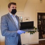Sandomierz. Przekazanie laptopów w ramach programu Zdalna Szkoła. Na zdjęciu Marcin Marzec - burmistrz Sandomierza / Urząd Miasta
