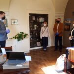 Sandomierz. Przekazanie laptopów w ramach programu Zdalna Szkoła. Na zdjęciu od lewej: Marcin Marzec, burmistrz Sandomierza, Elżbieta Sobolewska, dyrektor Szkoły Podstawowej nr 2, Grzegorz Socha, dyrektor Szkoły Podstawowej nr 3 , Małgorzata Szuba, dyrektor Szkoły Podstawowej nr 4. / Urząd Miasta