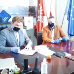 Sandomierz. Przekazanie laptopów w ramach programu Zdalna Szkoła. Na zdjęciu od lewej Marcin Marzec, burmistrz Sandomierza, Grzegorz Socha, dyrektor Szkoły Podstawowej nr 3. / Urząd Miasta