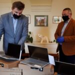 Sandomierz. Przekazanie laptopów w ramach programu Zdalna Szkoła. Na zdjęciu od lewej Marcin Marzec, burmistrz Sandomierza, Grzegorz Socha, dyrektor Szkoły Podstawowej nr 3. / Urząd Miasta