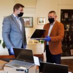 Sandomierz. Przekazanie laptopów w ramach programu Zdalna Szkoła. Na zdjęciu od lewej Marcin Marzec, burmistrz Sandomierza, Grzegorz Socha, dyrektor Szkoły Podstawowej nr 3. / Urząd Miasta