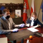 Sandomierz. Przekazanie laptopów w ramach programu Zdalna Szkoła. Na zdjęciu od lewej Marcin Marzec, burmistrz Sandomierza, Małgorzata Szuba, dyrektor Szkoły Podstawowej nr 4. / Urząd Miasta