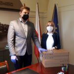 Sandomierz. Przekazanie laptopów w ramach programu Zdalna Szkoła. Na zdjęciu od lewej Marcin Marzec, burmistrz Sandomierza, Małgorzata Szuba, dyrektor Szkoły Podstawowej nr 4. / Urząd Miasta