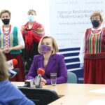 25.05.2020 Kielce. Konferencja prasowa w ARiMR Na zdjęciu: wiceminister Anna Krupka i panie z koła gospodyń wiejskich z gminy Bieliny / Marcin Włodarczyk/ARiMR