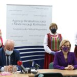 25.05.2020 Kielce. Konferencja prasowa w ARiMR Na zdjęciu od lewej: Józef Cepil - dyrektor oddziału ARiMR w Kielcach, wiceminister Anna Krupka i panie z kół gospodyń wiejskich z gminy Bieliny / Marcin Włodarczyk/ARiMR