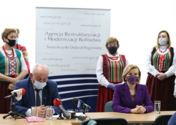 25.05.2020 Kielce. Konferencja prasowa w ARiMR  Na zdjęciu od lewej: Józef Cepil - dyrektor oddziału ARiMR w Kielcach, wiceminister Anna Krupka i panie z kół gospodyń wiejskich z gminy Bieliny / Marcin Włodarczyk/ARiMR