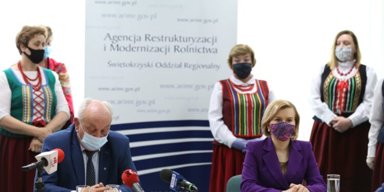 25.05.2020 Kielce. Konferencja prasowa w ARiMR  Na zdjęciu od lewej: Józef Cepil - dyrektor oddziału ARiMR w Kielcach, wiceminister Anna Krupka i panie z kół gospodyń wiejskich z gminy Bieliny / Marcin Włodarczyk/ARiMR