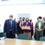 25.05.2020 Kielce. Konferencja prasowa w ARiMR Na zdjęciu od lewej: Józef Cepil - dyrektor oddziału ARiMR w Kielcach, wiceminister Anna Krupka w otoczeniu współpracowników i pań z kół gospodyń wiejskich z gminy Bieliny / Marcin Włodarczyk/ARiMR