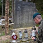 „Żołnierska Pamięć”. Żołnierze 10. Świętokrzyskiej Brygady Obrony Terytorialnej uczcili Święto Flagi / Zespół Prasowy 10. Świętokrzyskiej Brygady Obrony Terytorialnej