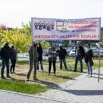 13.05.2020. Kielce. Mieszkańcy Nowin przed Starostwem Powiatowym w Kielcach / Marta Herbergier