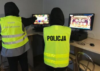 05.05.2020 Małogoszcz. Trzy nielegalne automaty do gier hazardowych zostały zabezpieczone przez policjantów i celników / świętokrzyska policja