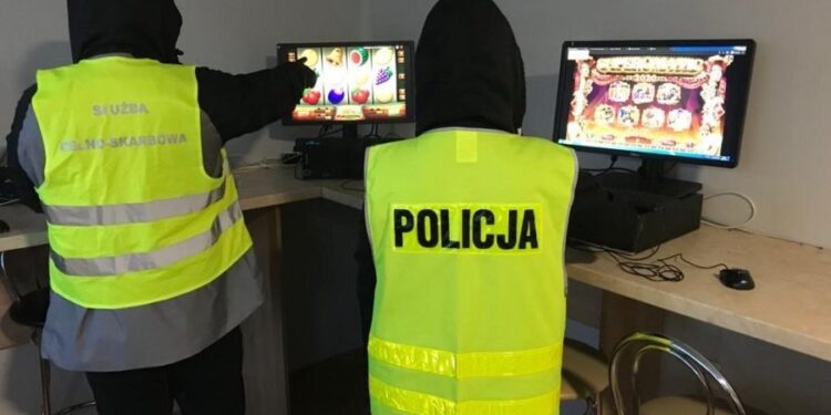 05.05.2020 Małogoszcz. Trzy nielegalne automaty do gier hazardowych zostały zabezpieczone przez policjantów i celników / świętokrzyska policja