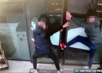 Październik 2019 roku. Kielce. 19-latkowie zniszczyli drzwi wejściowe do jednej ze stacji paliw / świętokrzyska policja