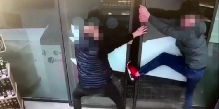 Październik 2019 roku. Kielce. 19-latkowie zniszczyli drzwi wejściowe do jednej ze stacji paliw / świętokrzyska policja