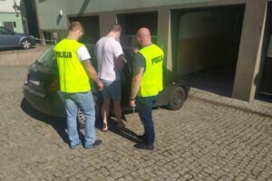 29.05.2020. Kielce. Zatrzymanie 26-letniego mężczyzny podejrzanego o wyłudzenie pieniędzy metodą „na policjanta” / świętokrzyska policja