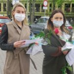 08.05.2020. Kielce. Koordynatorki akcji "Piękno dla Bohaterek" przekazują pracownikom Wojewódzkiego Szpitala Zespolonego w Kielcach bony upominkowe na zabiegi kosmetyczne, fryzjerskie oraz karnety na siłownie / #PięknodlaBohaterek- Kielce i okolice - fryzjerzy, kosmetyczki ! / facebook