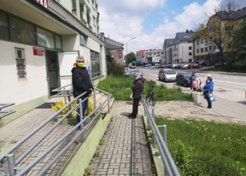 Kolejka oczekujących na wejście do biblioteki / Miejska Biblioteka Publiczna w Kielcach/facebook