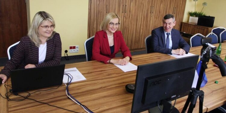 05.05.2020 Kielce. Wideokonferencja. Od lewej: Katarzyna Kubicka - p.o. dyrektor departamentu Wdrażania Europejskiego Funduszu Społecznego, Renata Janik - wicemarszałek Województwa Świętokrzyskiego, Artur Potaczała -  p.o. zastępcy dyrektora departamentu Wdrażania Europejskiego Funduszu Społecznego / Renata Janik/facebook