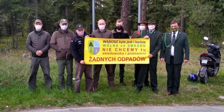 Protest przeciwko powstaniu składowiska odpadów w Wąsoszu. / Koło Łowieckie „Lis”