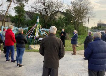 15.05.2020 Mokrsko Dolne. Poseł Krzysztof Lipiec i wicemarszałek Marek Bogusławski wzięli udział w nabożeństwie majowym / biuro poselskie Krzysztofa Lipca