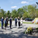 18.05.2020. Jędrzejów. Uroczystości w setną rocznicę urodzin Jana Pawła II. Na zdjęciu: ojciec Rafał Ścibiorowski - opat jędrzejowski, Marcin Piszczek - burmistrz Jędrzejowa oraz sekretarz gminy Renata Kawiorska, starosta  jędrzejowski Paweł Faryna, wicestarosta Maria Barańska  oraz członkowie  zarządu powiatu: Jarosław Krawczyk, Tomasz Puchrowicz / Miasto Jędrzejów