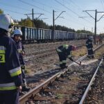 21.05.2020. Rykoszyn. Pożar siarki granulowanej na torach kolejowych / OSP KSRG Piekoszów