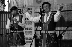 Na zdjęciu: Stefan Wyczyński ze swoją Kapelą z Lubczy / Radio Kielce
