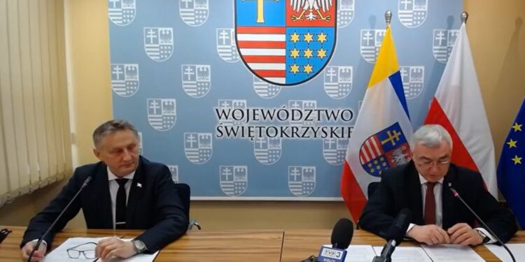 25.05.2020. Kielce. Konferencja prasowa wojewody świętokrzyskiego i marszałka województwa. Na zdjęciu (od lewej): Zbigniew Koniusz - wojewoda świętokrzyski i Andrzej Bętkowski - marszałek województwa świętokrzyskiego / Urząd Marszałkowski Województwa Świętokrzyskiego/Facebook