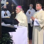 10.05.2020. Sandomierz. Msza święta w intencji strażaków i pracowników służby pożarniczej. Na zdjęciu (po lewej): Krzysztof Nitkiewicz - biskup sandomierski / Grażyna Szlęzak-Wójcik / Radio Kielce