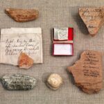 30.05.2020 Sandomierz. Ciekawostki w Muzeum Diecezjalnym. Bułeczka z czasu potopu szwedzkiego w Sandomierzu i pudełeczko z kosmykami włosów Napoleona / Urszula Stępień