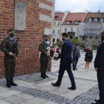 03.05.2020. Sandomierz. Obchody 229. rocznicy uchwalenia Konstytucji 3 Maja. Na zdjęciu (od lewej): Marcin Marzec - burmistrz Sandomierza i Paweł Niedźwiedź - zastępca burmistrza Sandomierza / Grażyna-Szlęzak-Wójcik / Radio Kielce
