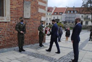 03.05.2020. Sandomierz. Obchody 229. rocznicy uchwalenia Konstytucji 3 Maja. Na zdjęciu (od lewej): Marcin Marzec - burmistrz Sandomierza i Paweł Niedźwiedź - zastępca burmistrza Sandomierza / Grażyna-Szlęzak-Wójcik / Radio Kielce