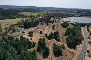 16.04.2020 Lipowica, Gmina Chęciny. Rewitalizacja terenu przy zbiorniku wodnym / Jarosław Kubalski / Radio Kielce