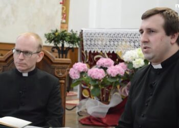 10.05.2020. Sandomierz. Internetowy kurs dla narzeczonych. Na zdjęciu (od lewej): ks. Grzegorz Staszczak i ks. Krzysztof Dzierżak / Niedziela sandomierska / YouTube / screen