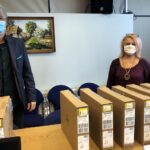 05.05.2020 Sandomierz. Przekazanie komputerów do zdalnej nauki. Na zdjęciu (od lewej): Dariusz Łuczak - dyrektor Zespołu Szkół Gastronomicznych i Hotelarskich w Sandomierzu i Krystyna Kobylakiewicz - dyrektor Zespołu Szkół Technicznych i Ogólnokształcących w Sandomierzu / Grażyna Szlęzak-Wójcik / Radio Kielce