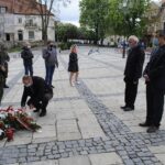 03.05.2020. Sandomierz. Obchody 229. rocznicy uchwalenia Konstytucji 3 Maja. Na zdjęciu: delegacja mieszkańców / Grażyna-Szlęzak-Wójcik / Radio Kielce