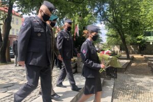 08.05.2020. Sandomierz. Uroczystości z okazji 75. rocznicy zakończenia II wojny światowej. Na zdjęciu: delegacja 3. Sandomierskiego Batalionu Radiotechnicznego i WKU w Sandomierzu / Grażyna-Szlęzak-Wójcik / Radio Kielce