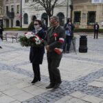 03.05.2020. Sandomierz. Obchody 229. rocznicy uchwalenia Konstytucji 3 Maja. Na zdjęciu: delegacja Koła Armii Krajowej w Sandomierzu: Danuta Paszkowska i Janusz Jakubowski - prezes / Grażyna-Szlęzak-Wójcik / Radio Kielce