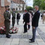 03.05.2020. Sandomierz. Obchody 229. rocznicy uchwalenia Konstytucji 3 Maja. Na zdjęciu: delegacja radnych powiatu PiS. Od lewej: Anna Glibowska, Waldemar Maruszczak,  Krzysztof Kandefer / Grażyna-Szlęzak-Wójcik / Radio Kielce