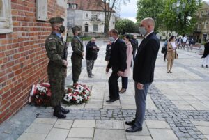 03.05.2020. Sandomierz. Obchody 229. rocznicy uchwalenia Konstytucji 3 Maja. Na zdjęciu: delegacja radnych powiatu PiS. Od lewej: Anna Glibowska, Waldemar Maruszczak, Krzysztof Kandefer / Grażyna-Szlęzak-Wójcik / Radio Kielce