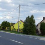 22.05.2020. Drygulec. Miejsce, gdzie powinna stanąć tabliczka z numerem posesji / Emilia Sitarska / Radio Kielce