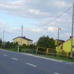 22.05.2020. Drygulec. Miejsce, gdzie powinna stanąć tabliczka z numerem posesji / Emilia Sitarska / Radio Kielce