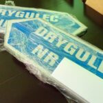 22.05.2020. Drygulec. Tabliczki zamówione przez Urząd Gminy w Wojciechowicach / Emilia Sitarska / Radio Kielce