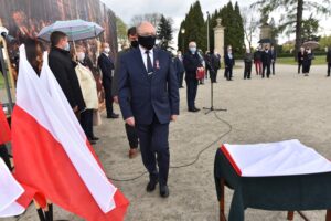 03.05.2020. Końskie. Obchody rocznicy uchwalenia Konstytucji 3 Maja. Na zdjęciu (w środku): Krzysztof Obratański - burmistrz Końskich / Magdalena Galas-Klusek / Radio Kielce