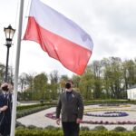 03.05.2020. Końskie. Obchody rocznicy uchwalenia Konstytucji 3 Maja. Na zdjęciu (od lewej): Krzysztof Obratański - burmistrz Końskich i Piotr Słoka - radny miasta / Magdalena Galas-Klusek / Radio Kielce
