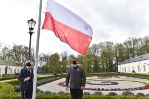 03.05.2020. Końskie. Obchody rocznicy uchwalenia Konstytucji 3 Maja. Na zdjęciu (od lewej): Krzysztof Obratański - burmistrz Końskich i Piotr Słoka - radny miasta / Magdalena Galas-Klusek / Radio Kielce