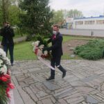 03.05.2020. Jędrzejów. Obchody rocznicy uchwalenia Konstytucji 3 Maja. Na zdjęciu (od lewej): Paweł Faryna - starosta jędrzejowski i Maria Barańska - wicestarosta jędrzejowski / Ewa Pociejowska-Gawęda / Radio Kielce