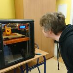 05.05.2020 Busko-Zdrój. Produkcja przyłbic w drukarce 3D w Specjalnym Ośrodku Szkolno-Wychowawczym dla Niepełnosprawnych Ruchowo / Marta Gajda / Radio Kielce